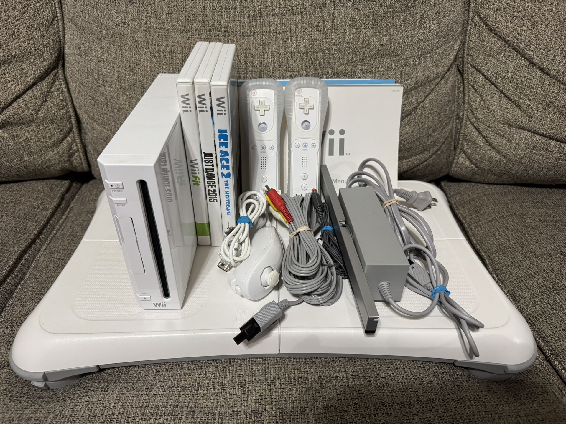 🎮 Nintendo Wii Bundle – Console, 3 Games, 2 Controllers & Balance Board 🎮
