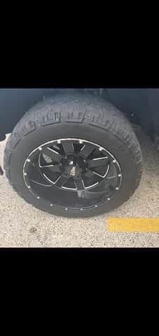 33x12.5R20 Rockstar tires on 20” Moto metal rims