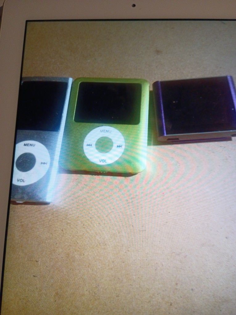 VINTAGE APPLE INC. IPOD CLASSIC SOLD AS IS