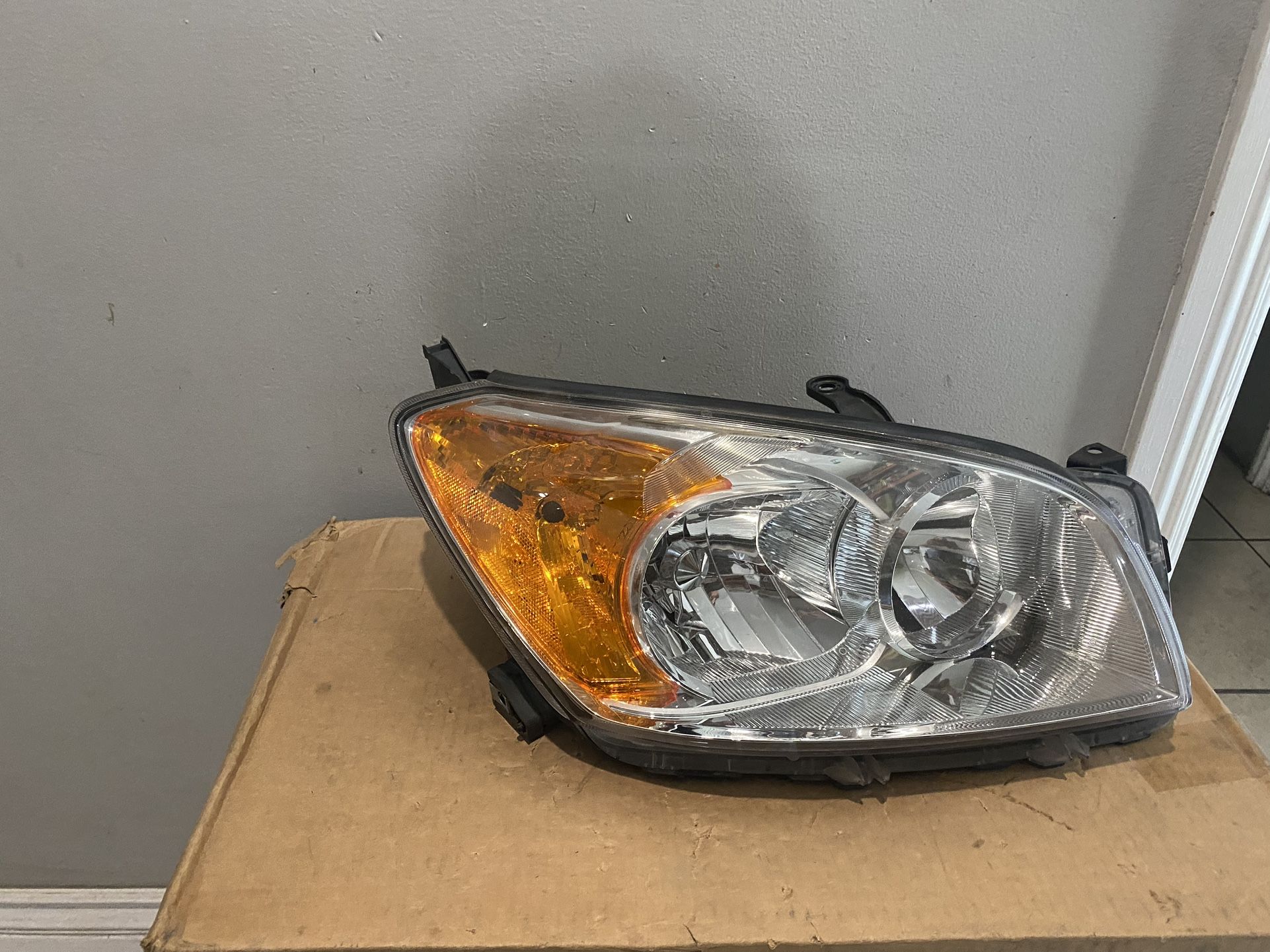 2009-2012 Toyota RAV4 Right Headlight