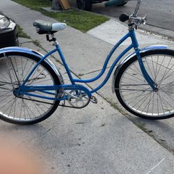 Girls Vintage Hollywood Schwinn Bicycle Beautiful Condition 