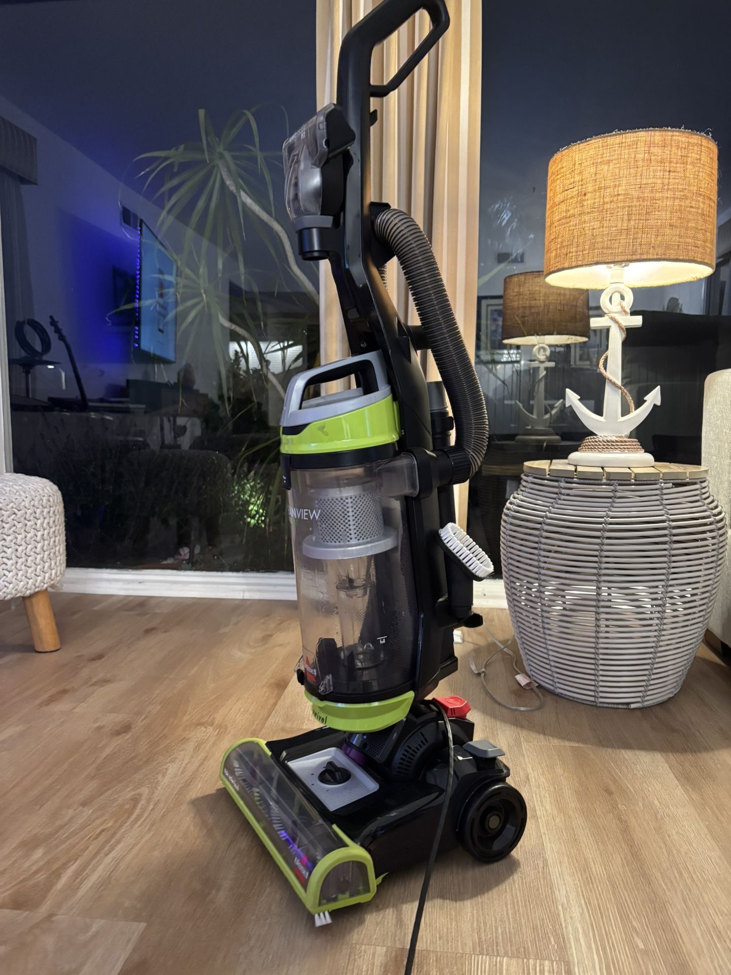 Bissell 2252 CleanView Swivel Upright Bagless Vacuum