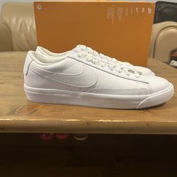White Nike Shoes-Blazer Low LE