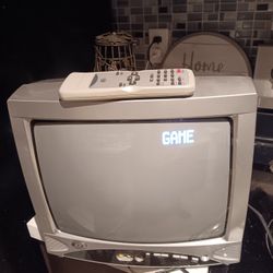 Durabrand DWT1304 Vtg CRT 13” Gaming Color Tv With Remote Works Great 