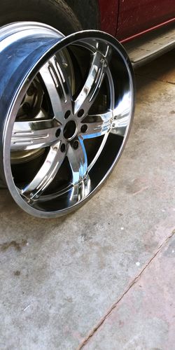 24" chevy rims chrome whit plasti dip on them , they're in good condition I remove the the plastidip in two of them