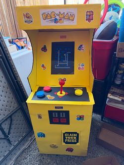 Cardboard Pac-Man Arcade game