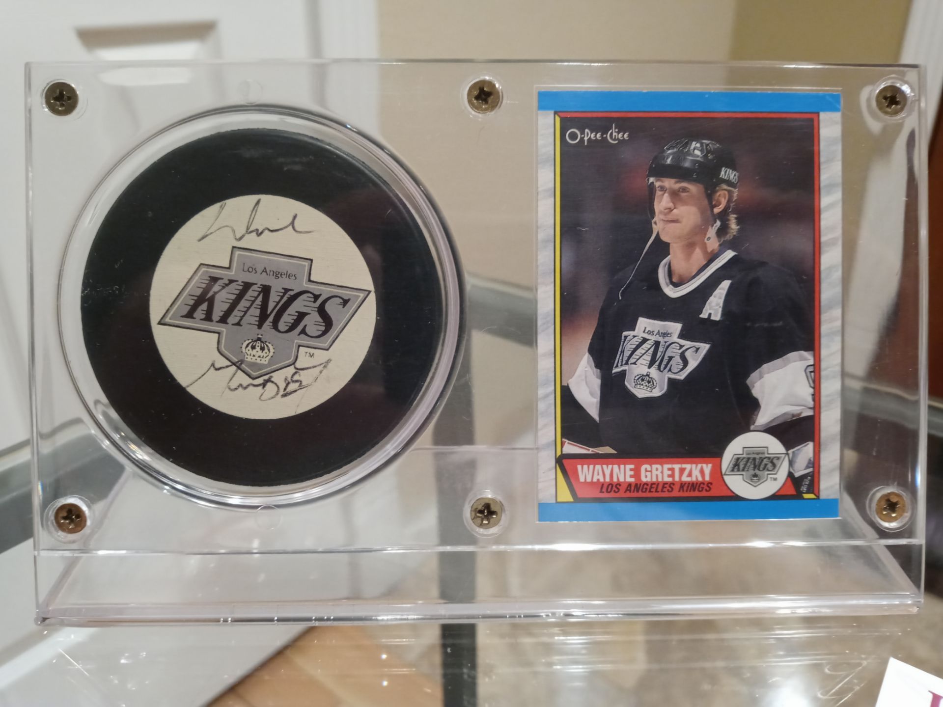 Wayne Gretzky JSA Authenticated Signed Hockey Puck!