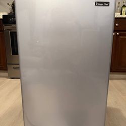 Mini Fridge (Magic Chef) for sale – great condition!