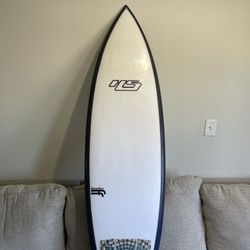 The Untitled by Haydenshapes surfboard . 5’ 11”  , 20 1/8” ,  2 9/16” ,  33.15L.  Excellent condition . only used for a month last year . Super fun bo