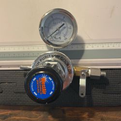 High purity gas regulator