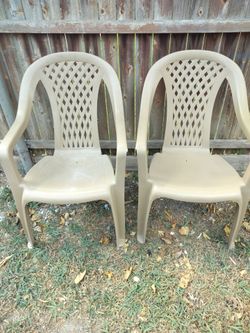 Set of 2 plastic outdoor chairs
