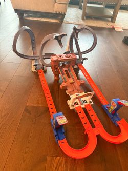 Hot Wheels Racerverse Spider-man's Web-slinging racetrack
