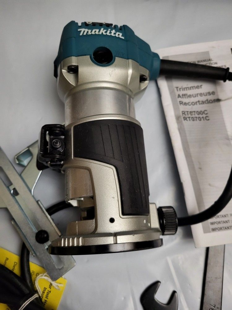 Makita 6.5 Amp 1 1/4 HP Corded Fixed Base Variable Speed Compact Router with Quick Release