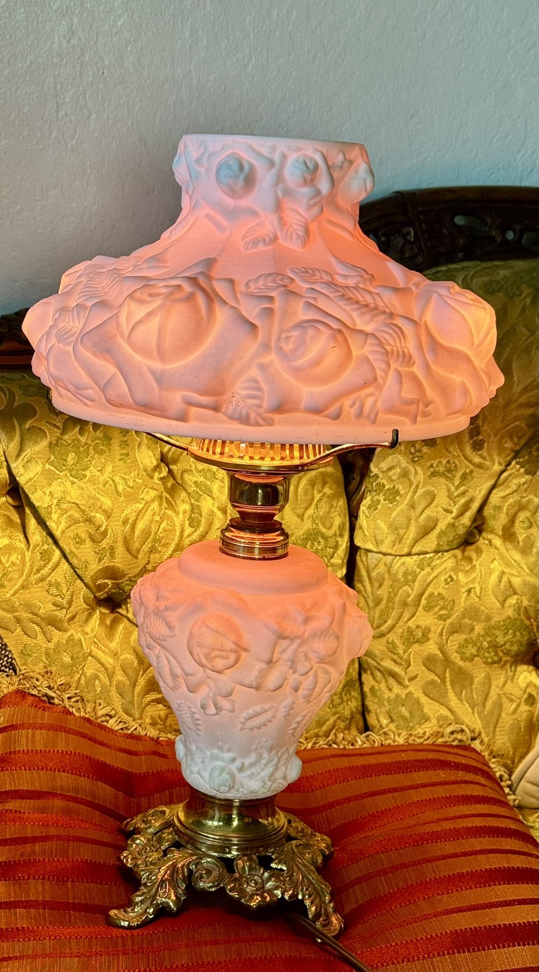 . Beautiful  VINTAGE RARE FENTON T.F. B.  GLASS PUFFY ROSES WHITE PINK LAMP Brass Electric Lights Up Top And Bottom. Works.