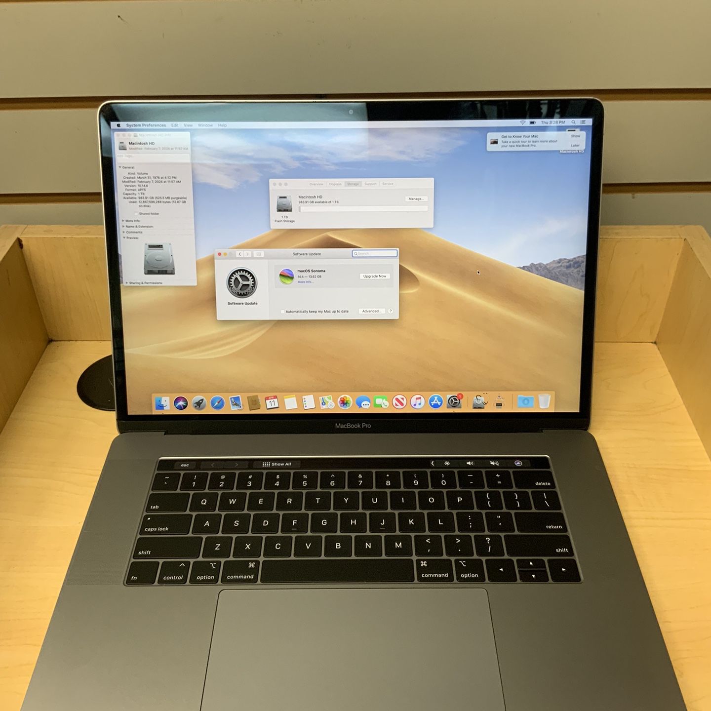 Apple MacBook Pro 15” 2019 2.4 GHz 8 - Core i9 1TB SSD Radeon Pro Vega 20 32GB RAM