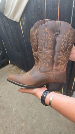 ARIAT COWBOY BOOTS.