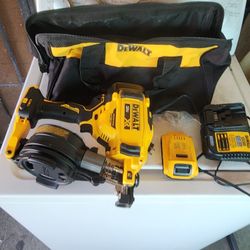 DEWALT
20V MAX Lithium-Ion 15-Degree Electric Cordless Roofing Nailer Kit with 2.0Ah Battery Charger and Bag Solo Se Provo 