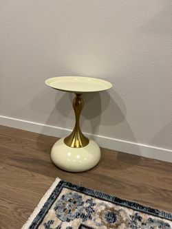 Small Waist Table with a Circular Edge
