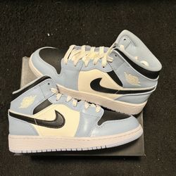 Air Jordan 1 Mid Ice Blue 