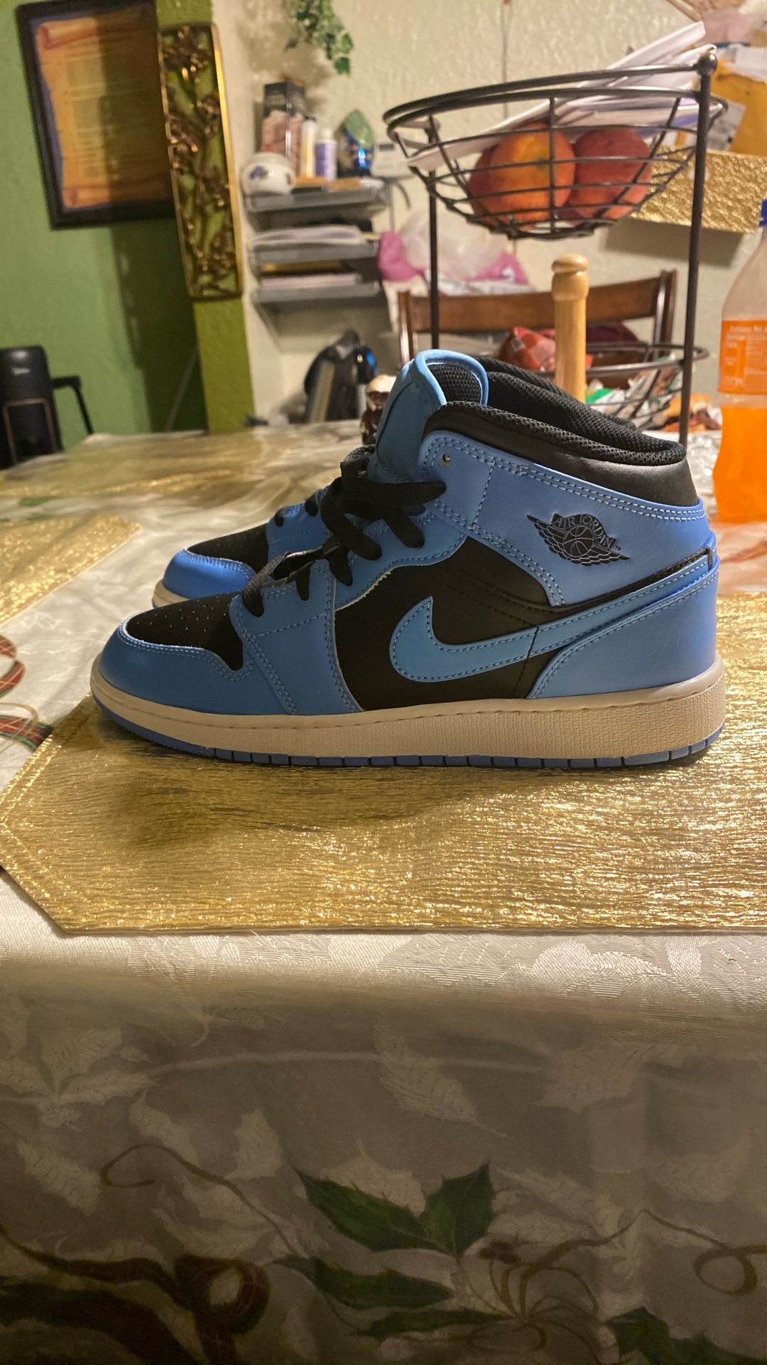 Nike Air  Jordan mid 1 size 7 y