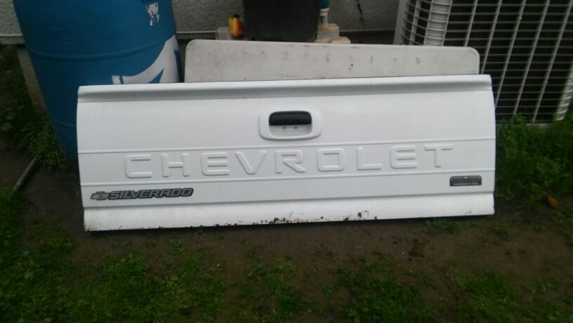 2003 chevy silverado pro tec tailgate
