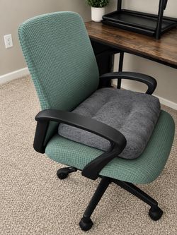 💺 Gray Mesh Office Chair — $40