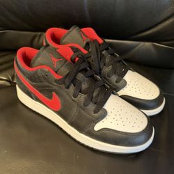Jordan 1 Low. White Toe. GS Size 7Y. 