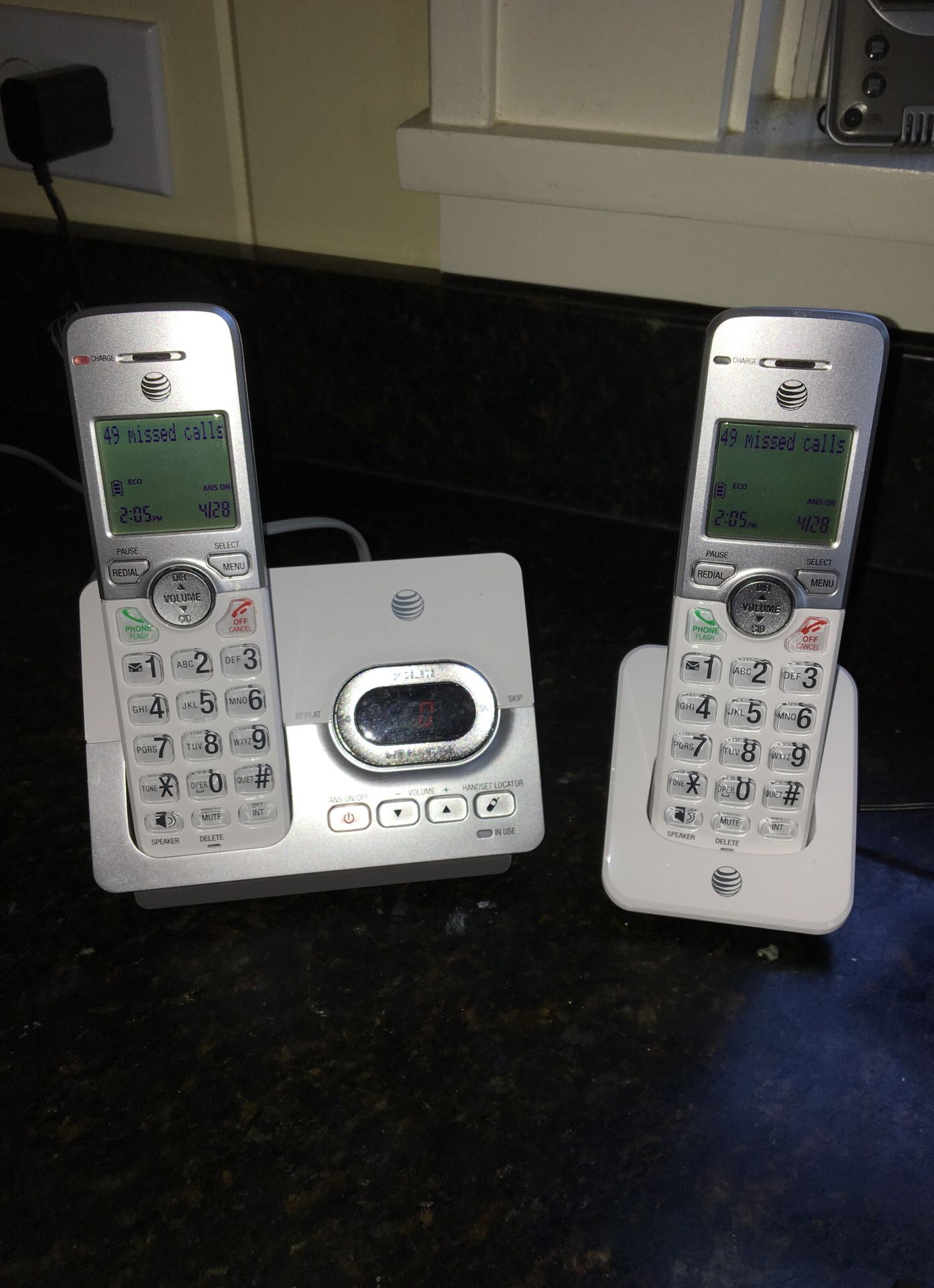 Telephone set with voice message recorder and cordless handsets