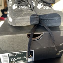 Jordan 4 White Thunder size 12 toddlers 