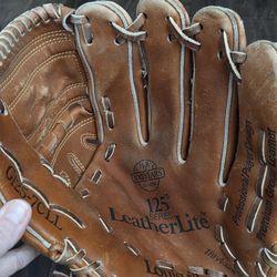 Louisville Slugger 125 Series LeatherLite Glove