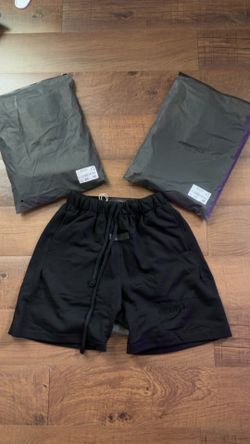 Black essentials shorts