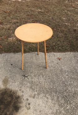 19 1/2 round wood table