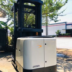 Crown Electric Forklift Order Picker