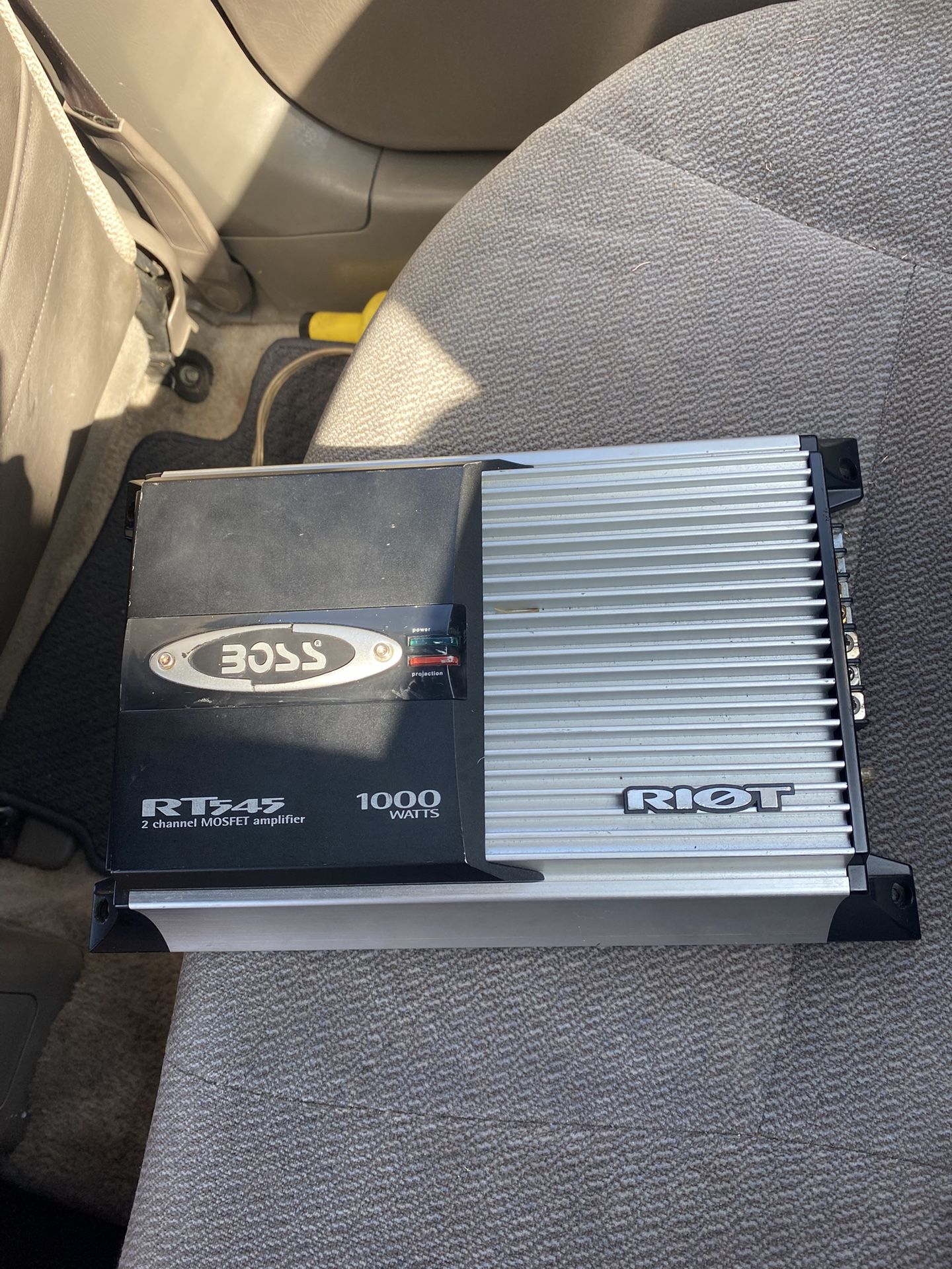 BOSS 1000 Watt Amplifier