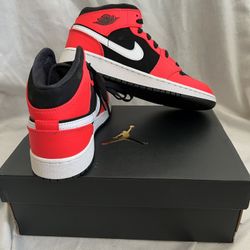 Air Jordan 1 Mid (GS) Size 5.5