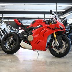 2022 DUCATI V4S