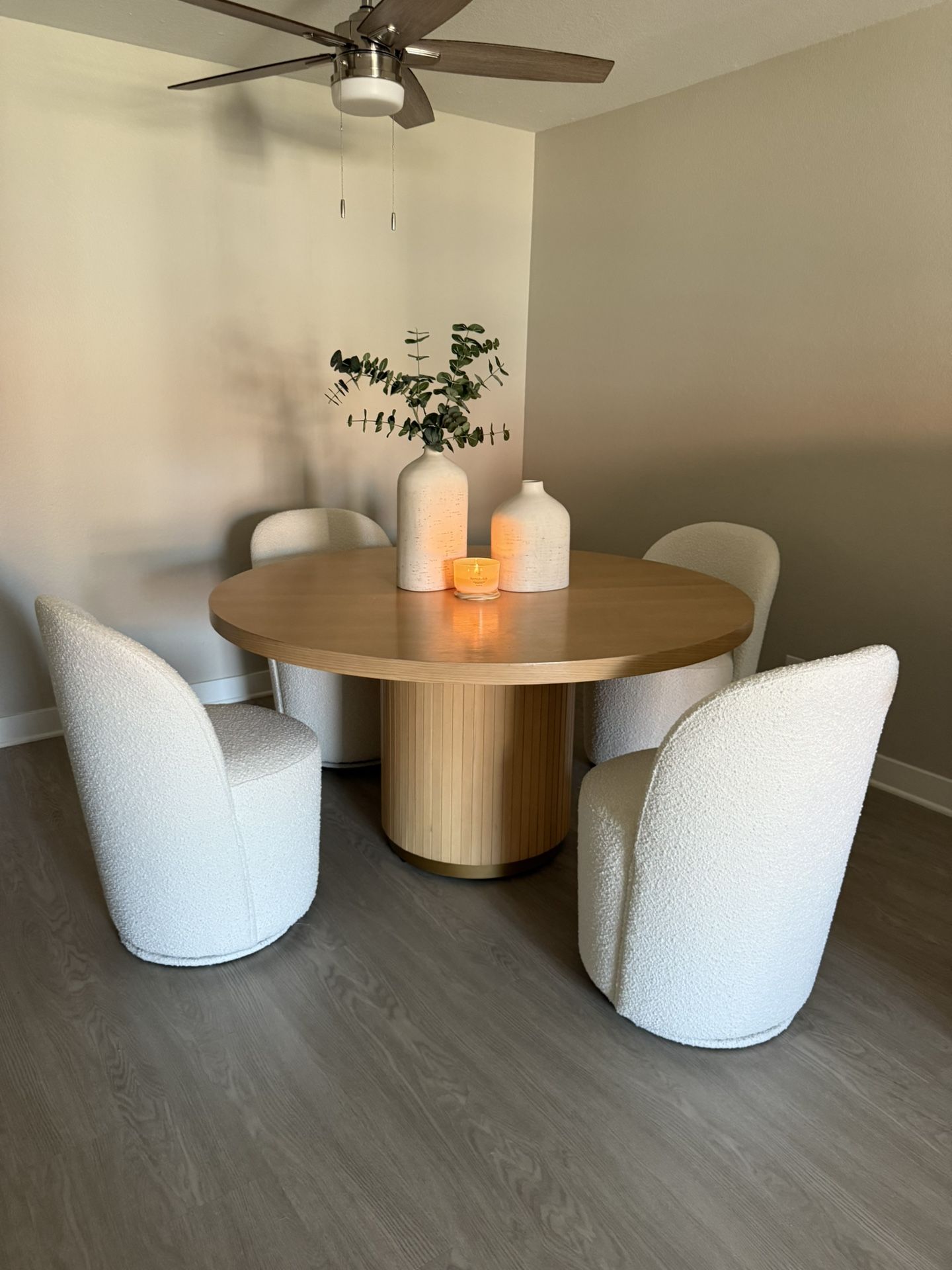1 Dining Table & 4 Boucle Swivel Dining Chairs