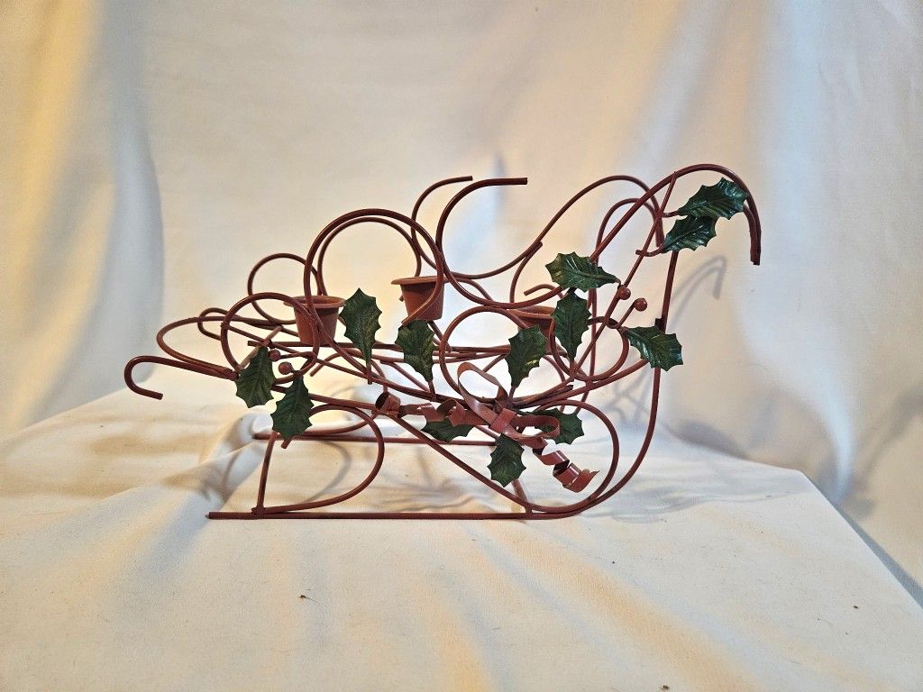 Wireframe Christmas sleigh candle holder 7" Tall Excellent Vintage Condition The Wireframe Christmas sleigh candle holder is a charming and festive ad