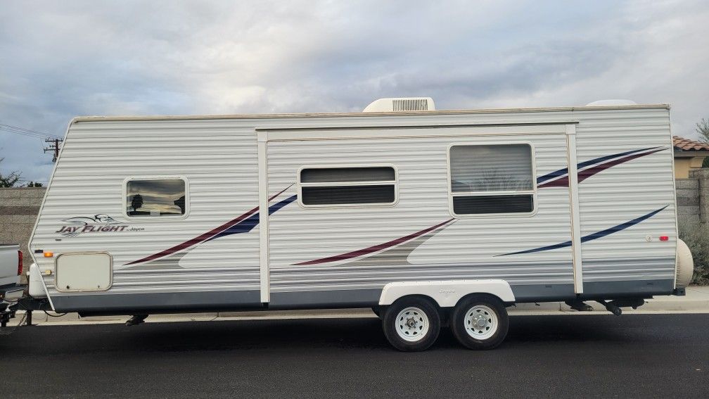 2007 Jayco jay flight BUNK BEDS.... LARGE LIVING SLIDE OUT...... 