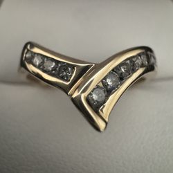 10K Yellow Gold ~1/4CTW Diamond Chevron Channel Set Band Ring Size 7 1/4