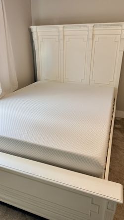 Costco Palisades Queen Bed + Comfort Tech Mattress | Excellent, Very Lightly Used Condition