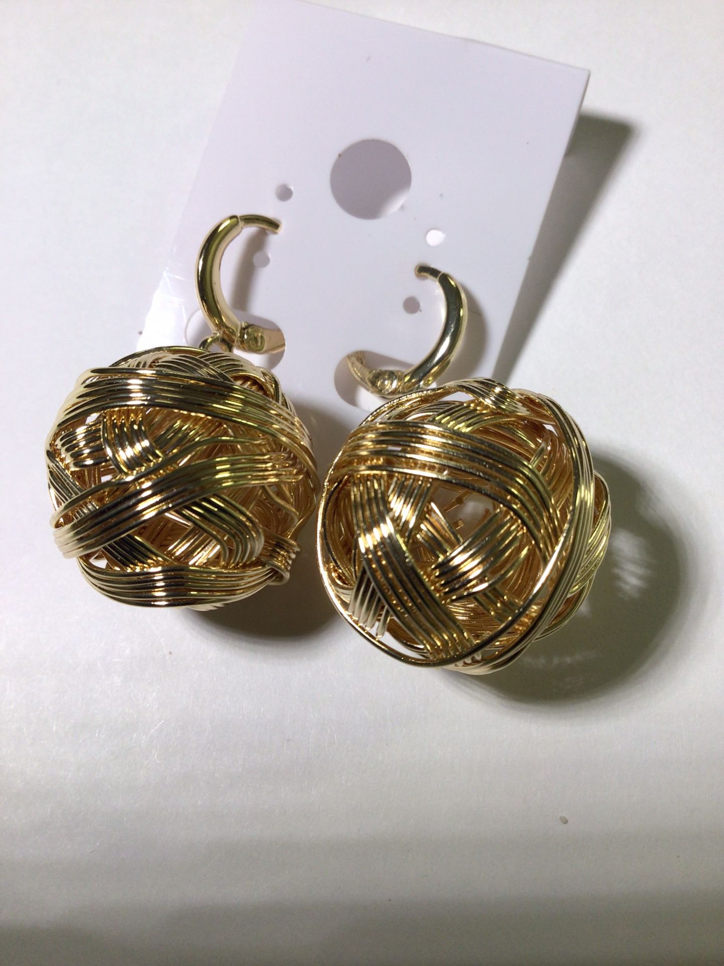 round earrings in 14k gold plated