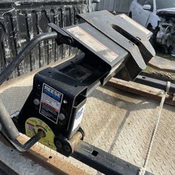 Fade wheel hitch