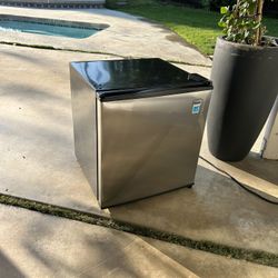 Refrigerator (small)