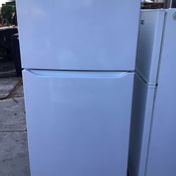 LG Top-Freezer Refrigerator 