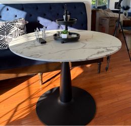 Pedestal tables