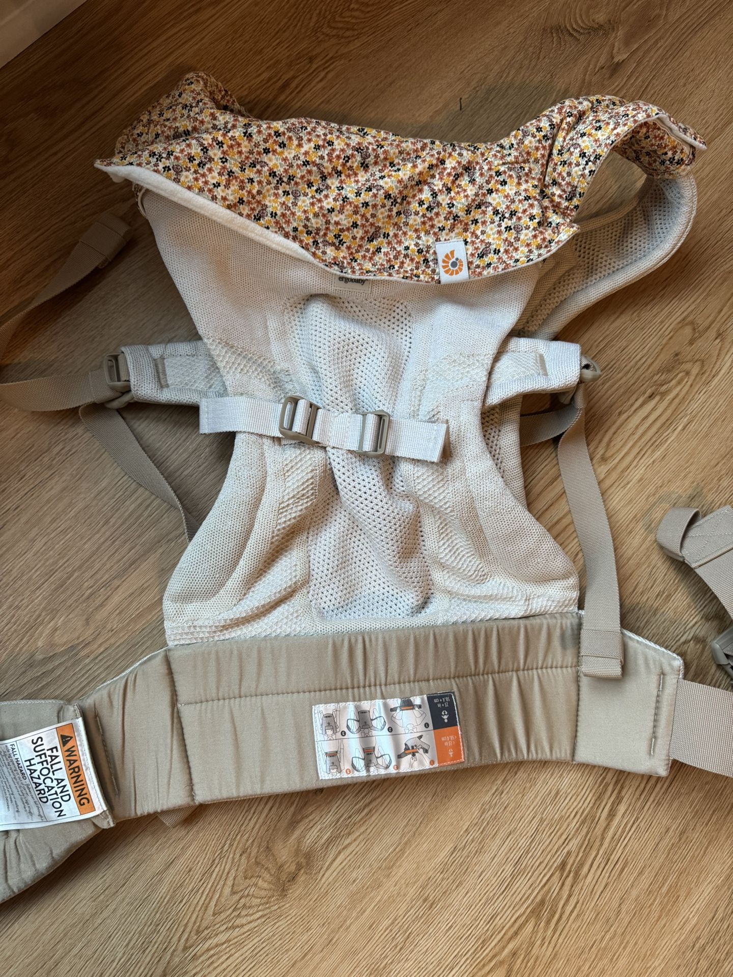 Ergobaby Omni Carrier With Doen Drool bib