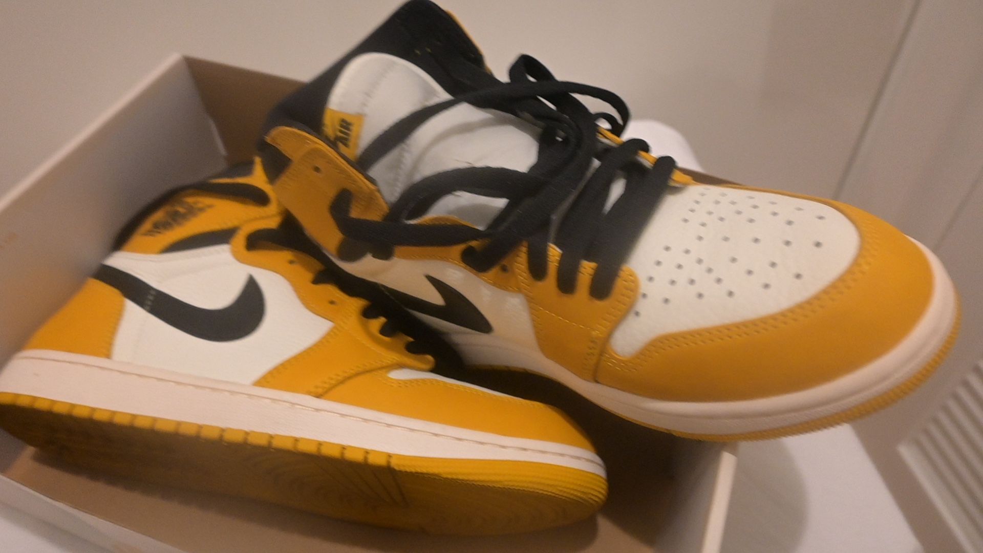 Jordan 1 High OG Taxi Reverse