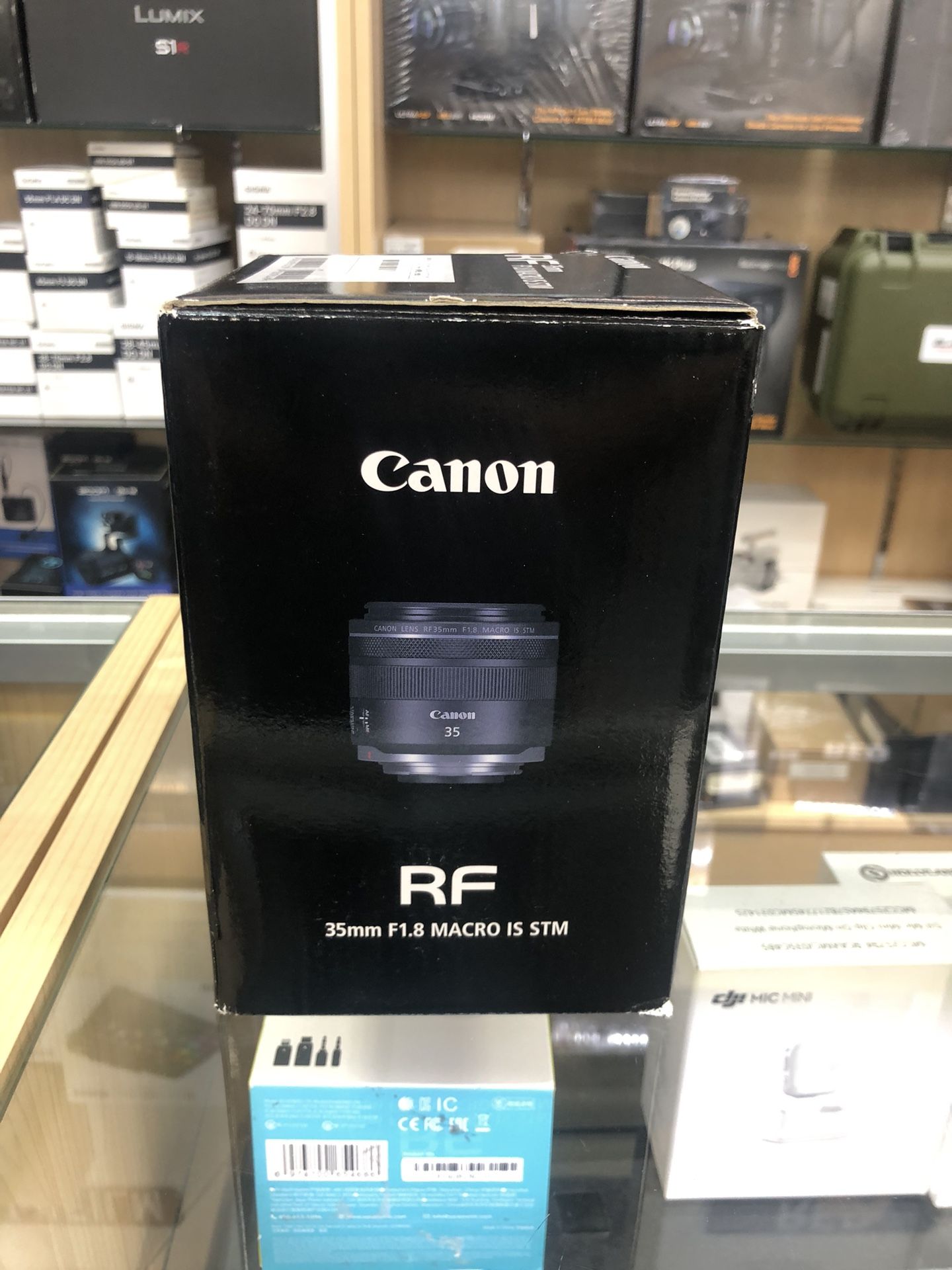 Canon RF 35mm F/1.8 Macro IS STM Lens