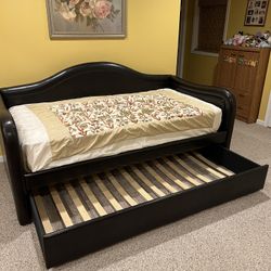 Twin Size Daybed! Mattress Included.